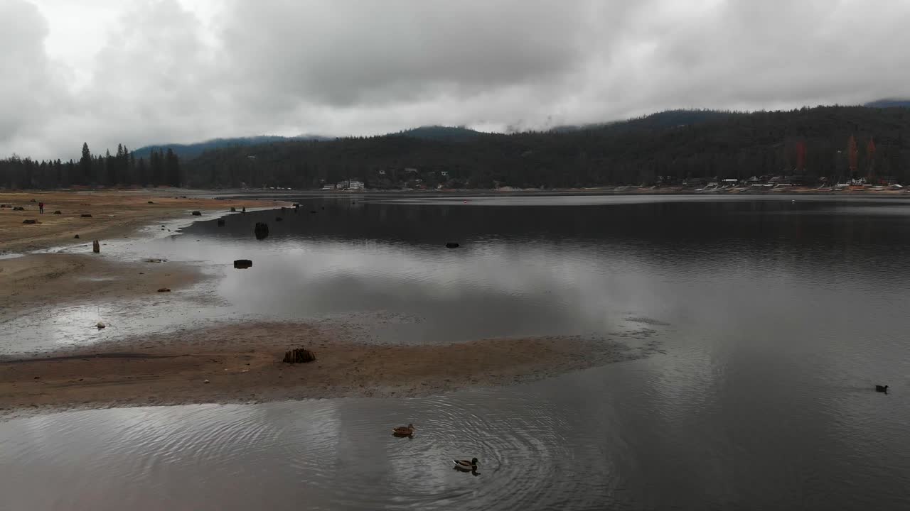 호수 위로 이동하는 폭풍의 서사시 공중 샷