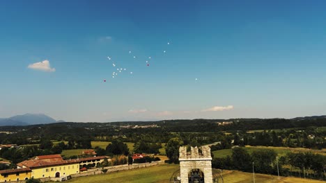 Un-Montón-De-Globos-Volando-Sobre-El-Ayuntamiento