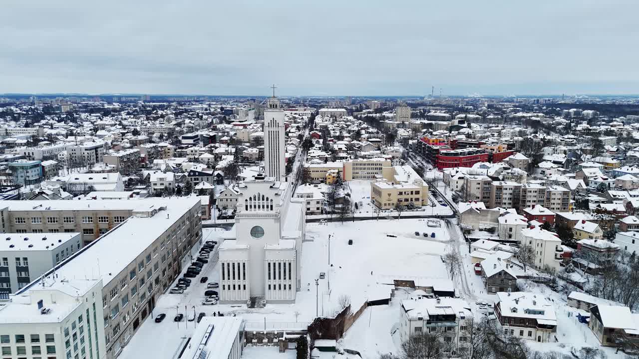 perspectiva aérea que captura el ambiente invernal del centro de la ciudad de kaunas en lituania