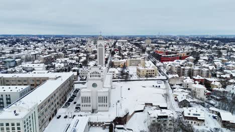 Perspectiva-Aérea-Que-Captura-El-Ambiente-Invernal-Del-Centro-De-La-Ciudad-De-Kaunas-En-Lituania.