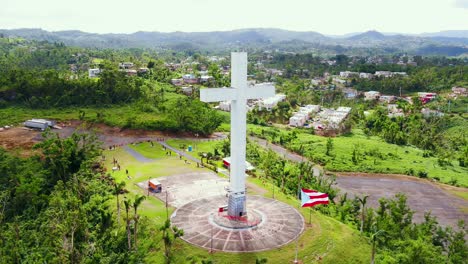 Big-Cross-with-a-Puerto-Rican-flag-in-front-overlooking-Bayamon