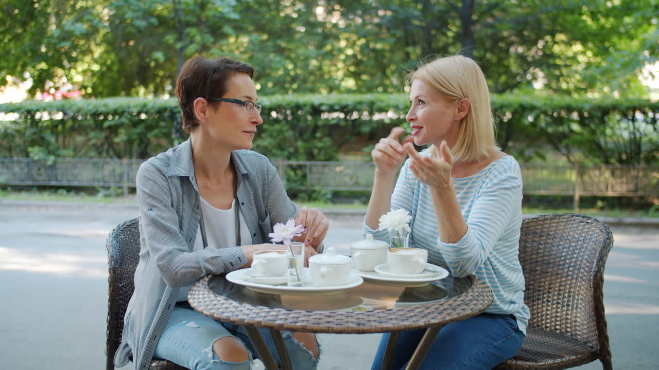 dos amigas disfrutando de café en una cafetería