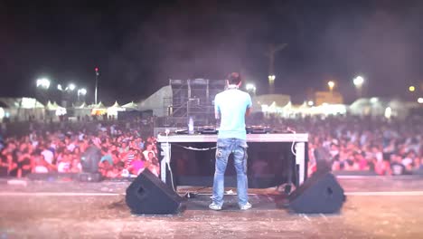 dj playing festival 00