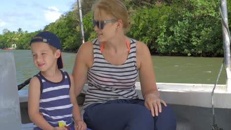 madre e hijo haciendo un viaje en barco por la naturaleza