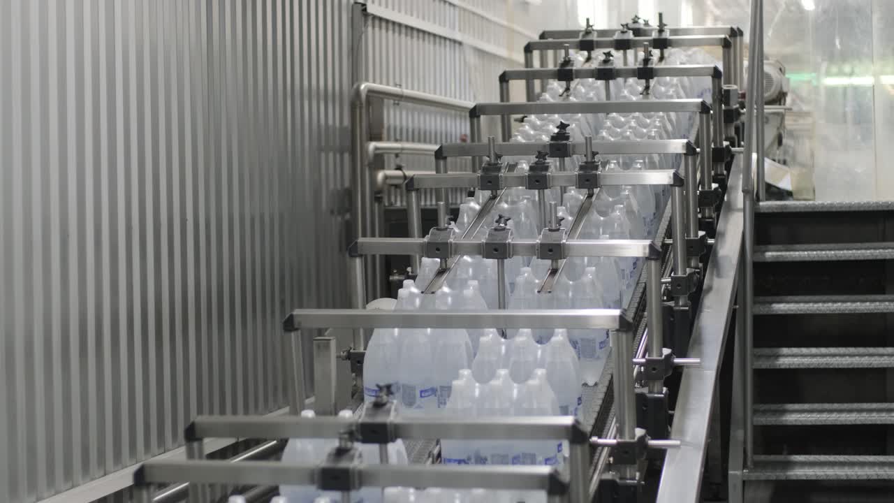 máquina moderna de ataduras y transporte para la línea de envasado en la planta de bebidas