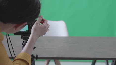 프로 블로거 및 비디오 제작자가 비디오를 녹음합니다.