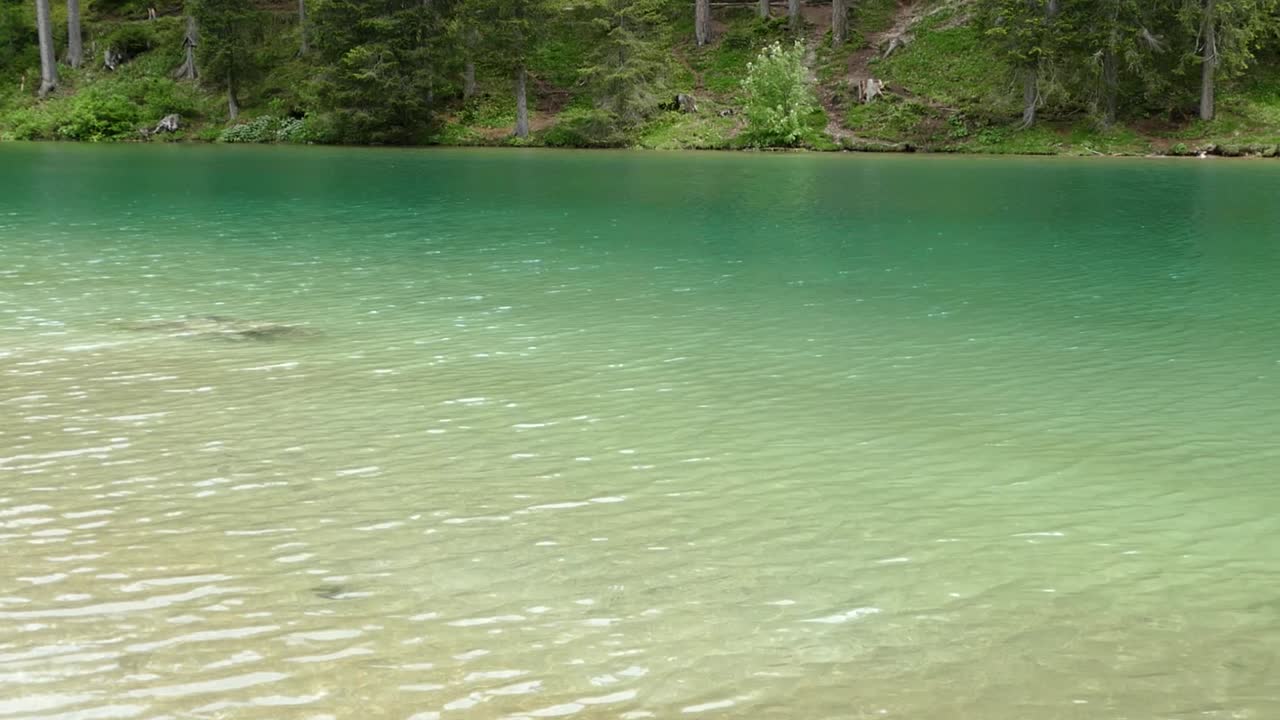 agua clara del lago en los dolomitas