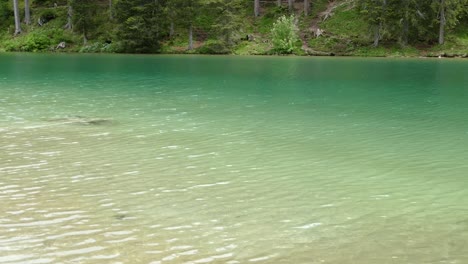 Agua-Clara-Del-Lago-En-Los-Dolomitas