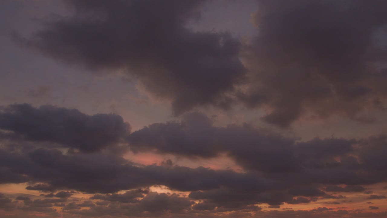 달한 해가 지는 풍경 자연의 놀라운 빛 구름의 하늘