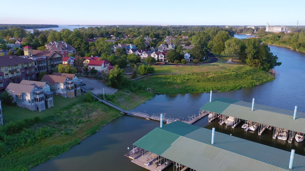 Luftfoto over et generisk, eksklusivt nabolag med hus og tomannsboliger i et forstadsområde i Memphis, Tennessee, Mud Island 2