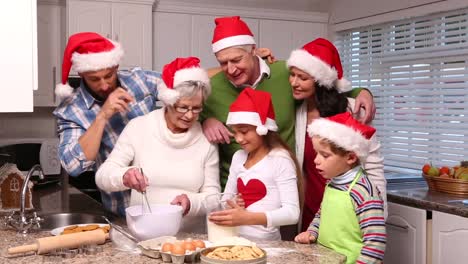 familia de tres generaciones horneando juntos en tiempo de navidad