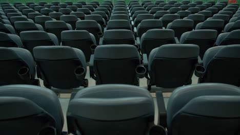 filas vacías de asientos en un estadio deportivo masivo, vista estática