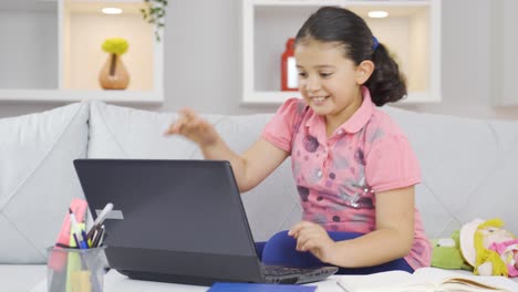 la niña exitosa ve buenos resultados en la computadora portátil.