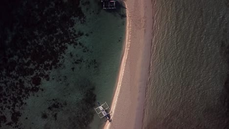 Luftaufnahmen-über-Booten,-Die-An-Einer-Wunderschönen-Sandbank-Angedockt-Sind,-Mit-Türkisfarbenem-Wasser,-Strand-Und-Wellen
