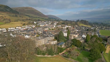 filmische luftaufnahmen von sedbergh village, dem idealen ort für einen ausflug zu jeder jahreszeit