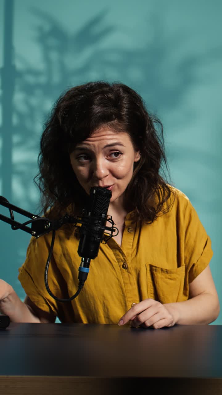 Donna che registra un podcast ASMR con microfono in studio