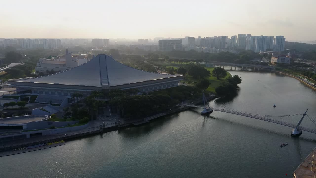 toma aérea de drones del estadio interior de singapur durante el amanecer