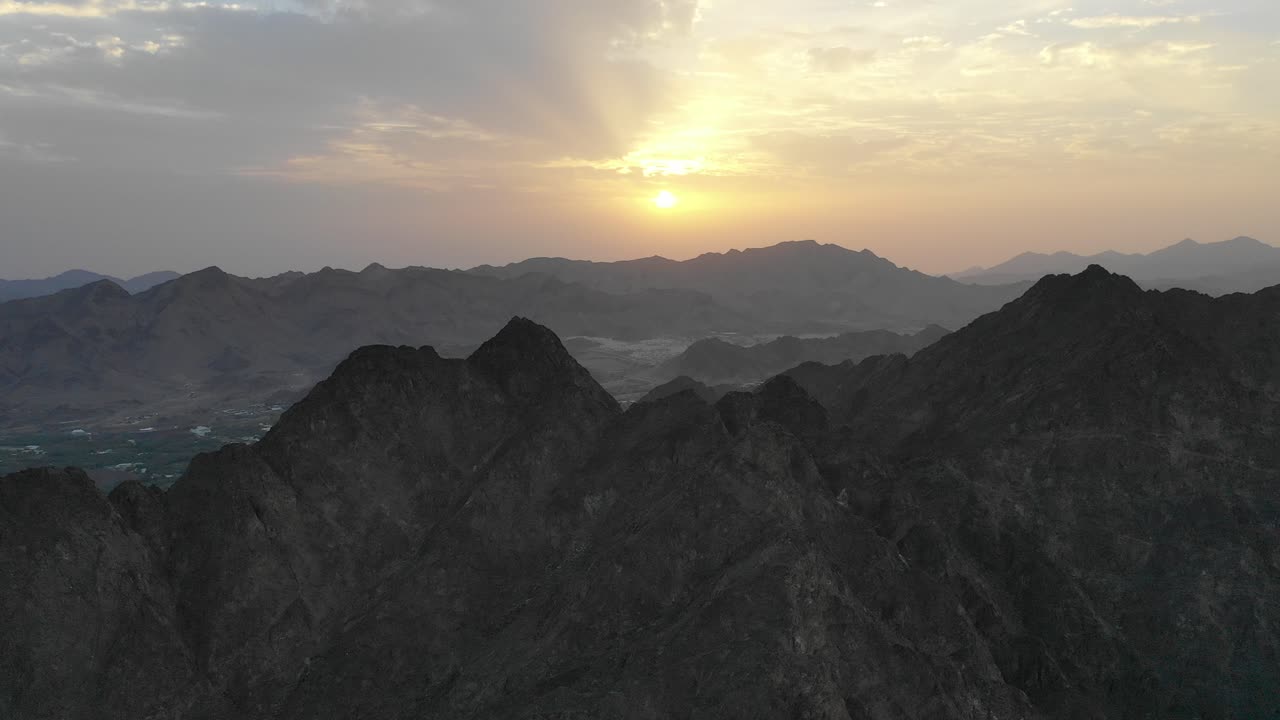 놀라운 끝없는 산 풍경 일출의 공중 전망