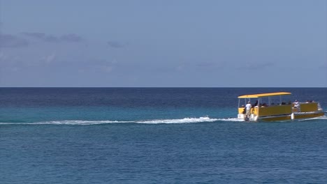 Kleines-Boot-Im-Türkisfarbenen-Wasser-Der-Insel-Grand-Turk