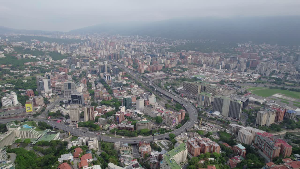 Ripresa aerea inclinata di Caracas, panorama urbano e autostrada del Venezuela