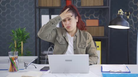 mujer de negocios que sufre de migraña.