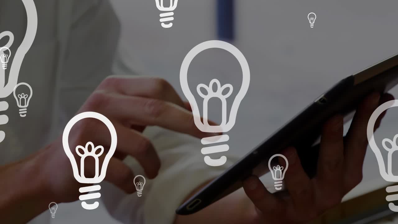 animación de bombillas sobre una mujer usando una tableta en el fondo