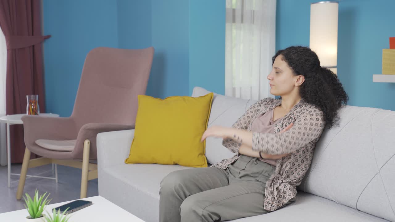 지루한 젊은 여성.