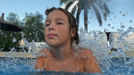 Adolescente-En-La-Piscina-Del-Hotel