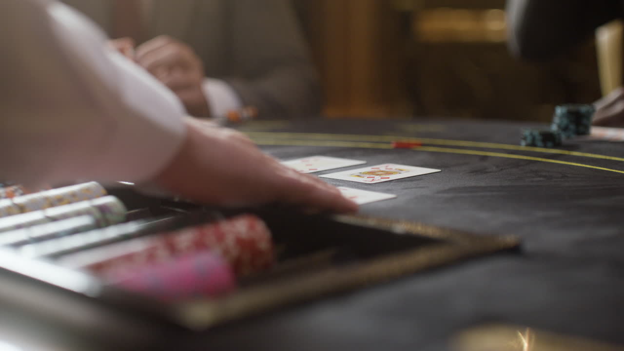 테이블 위에 포커 카드를 보여주는 크루피어.