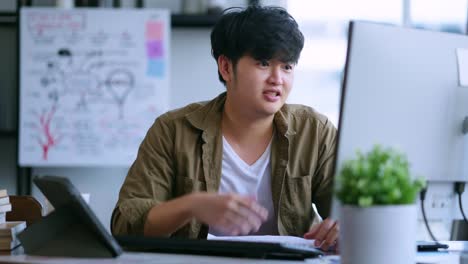 온라인 프레젠테이션을 사용하여 기술 기기, 아시아 응용 프로그램 디자이너 프리랜서 성인 남성 비디오 컨퍼런스를 통해 mobly 응용 프로그램의 새로운 기능의 작업 흐름을 설명