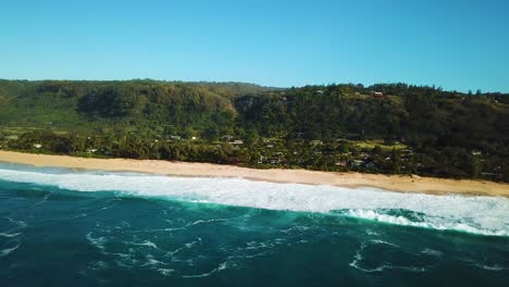 Disparo-De-Dron-De-4k-Que-Captura-La-Costa-Norte-De-Oahu-En-Un-Día-Soleado-Y-Agua-Azul-Clara