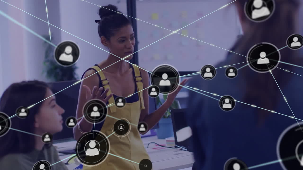 animación de la red de conexiones entre diversos colegas que se reúnen en la oficina