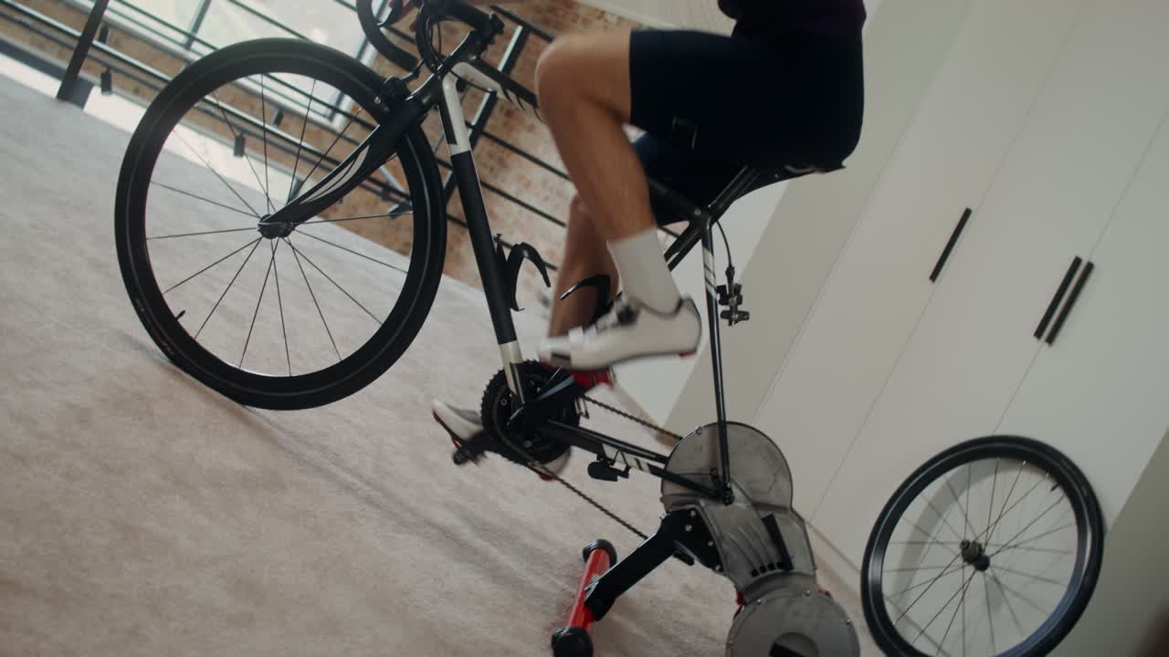 남자 실내 자전거 운동