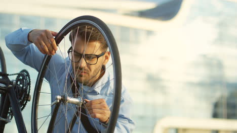 Hombre-Guapo-Con-Estilo-De-Negocios-Montando-En-Bicicleta-Y-Deteniéndose-Frente-A-La-Cámara