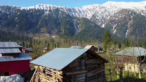 una toma de drones de la ciudad arang kel en el norte de pakistán conocida por su belleza natural y paisaje