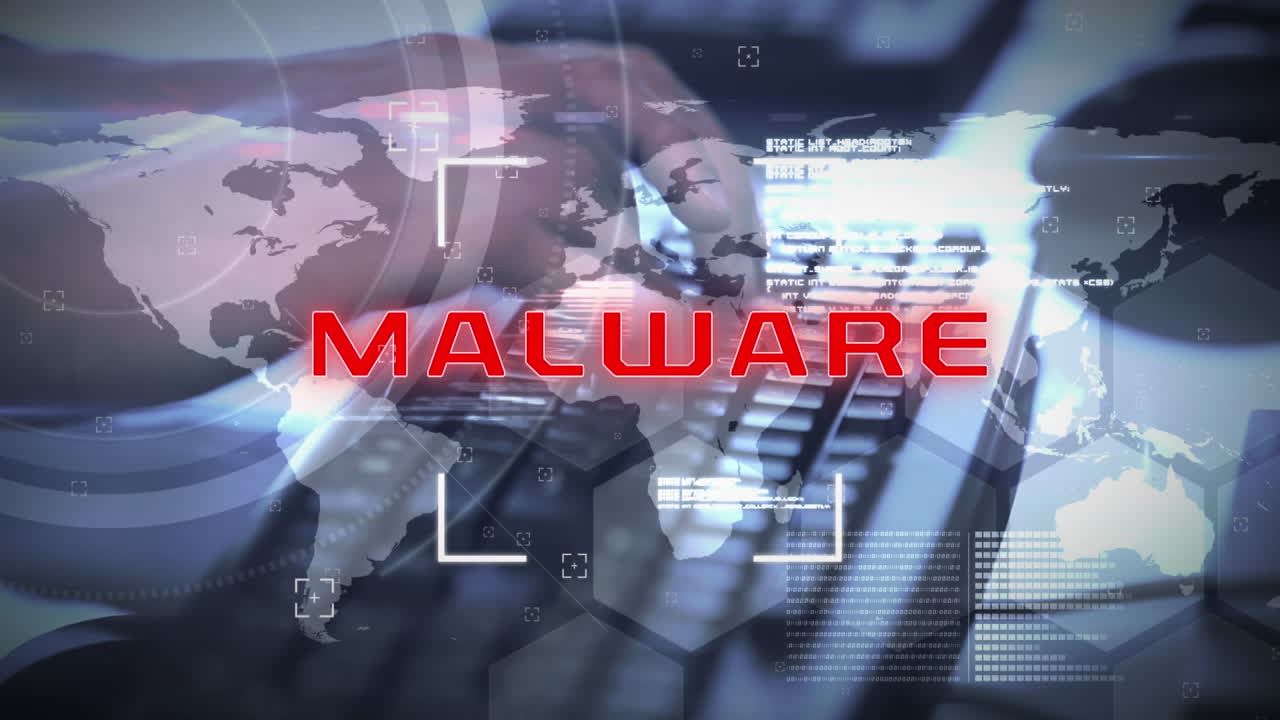animación de malware texto y procesamiento de datos sobre mujer que trabaja en la oficina