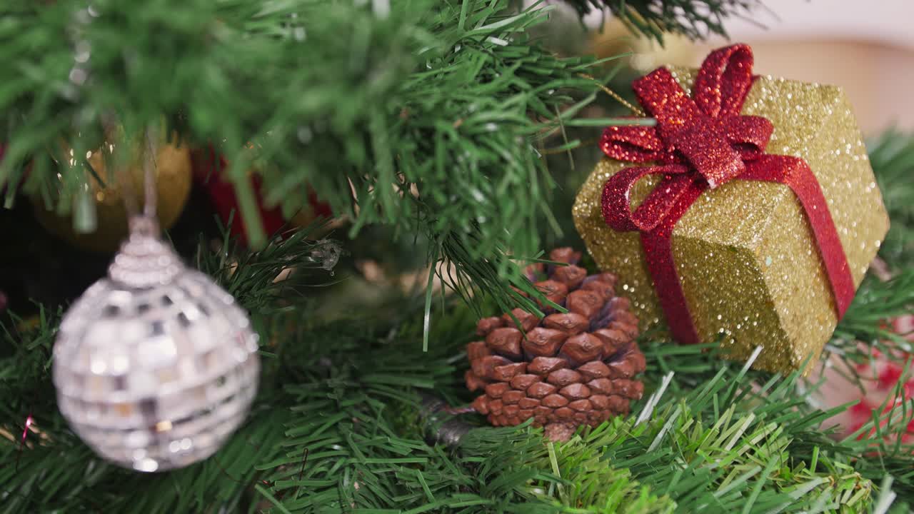 decoración del árbol de navidad bola de espejo. enfoque