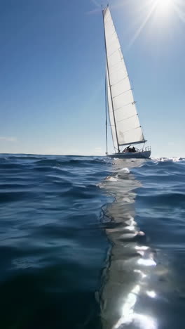 yate de vela en el océano