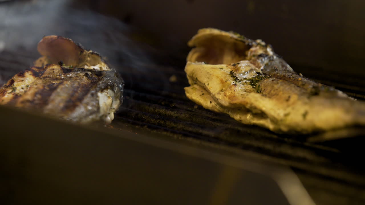 부엌에서 생선 굽는 요리 6