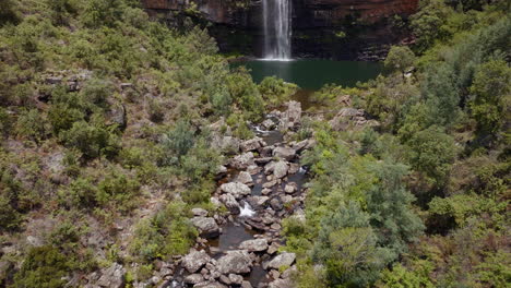 Südafrika-Wasserfall-Drohne-Antenne-Berlin-Falls-Lissabon-Sabie-Filmisch-Atemberaubende-Friedliche-Wasserfälle-Nelsprit-Johannesburg-Mbombela-Malerischstes-Filmisches-Frühlingsgrün-üppig-Sonnig-Nach-Vorne-Schwenken