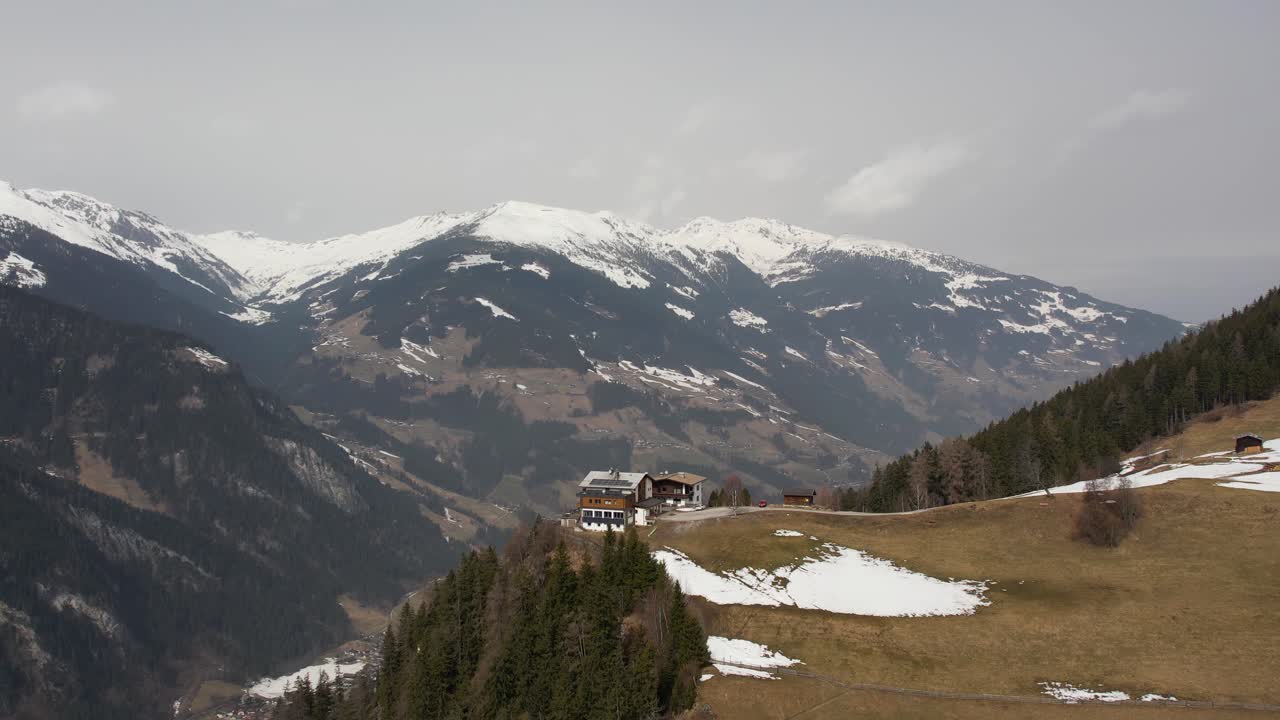 un refugio alpino en lo alto de los alpes austriacos llamado steiner kogl ofrece vistas panorámicas de un pintoresco valle cubierto de nieve y un encantador pueblo más abajo conocido como mayrhofen.