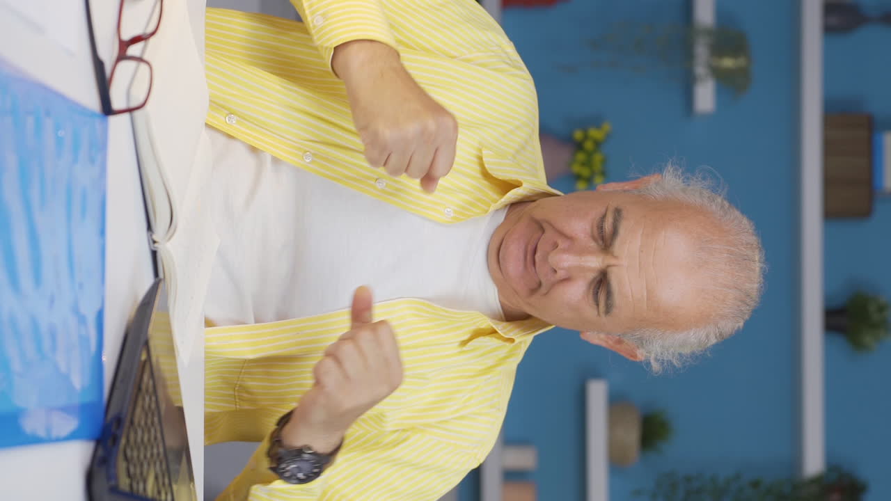 홈 오피스 근로자의 수직 비디오 노인이 동기 부여 연설을 합니다.