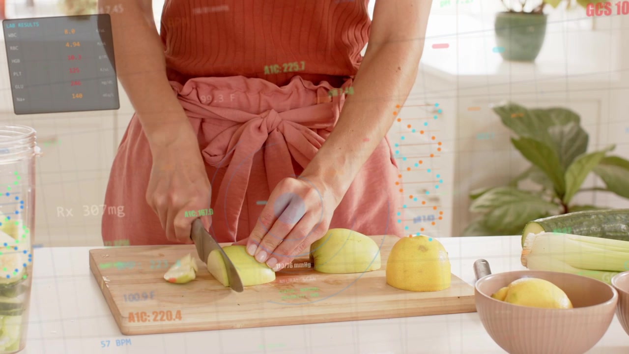 Donna che sistema frutta tagliata a metà, spostando un pezzo e poi affettando la frutta per un pannello di controllo alimentare che traccia il movimento del coltello.