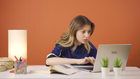 mujer joven trabajando duro en la computadora portátil.