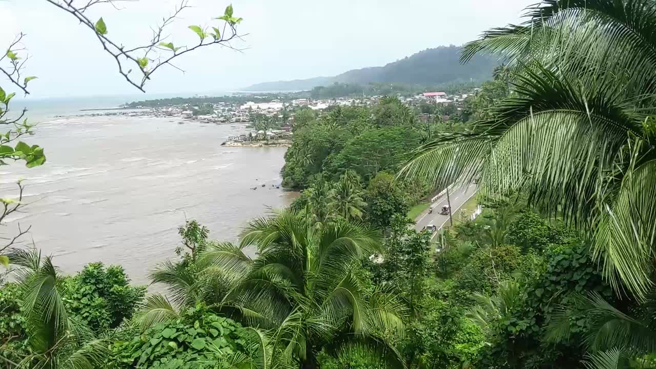 vista extendida de la carretera fuera del restaurante con vista al mar en la ciudad de bislig