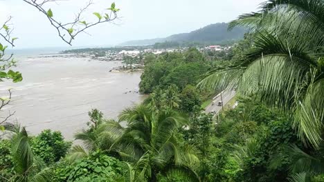 Vista-Extendida-De-La-Carretera-Fuera-Del-Restaurante-Con-Vista-Al-Mar-En-La-Ciudad-De-Bislig