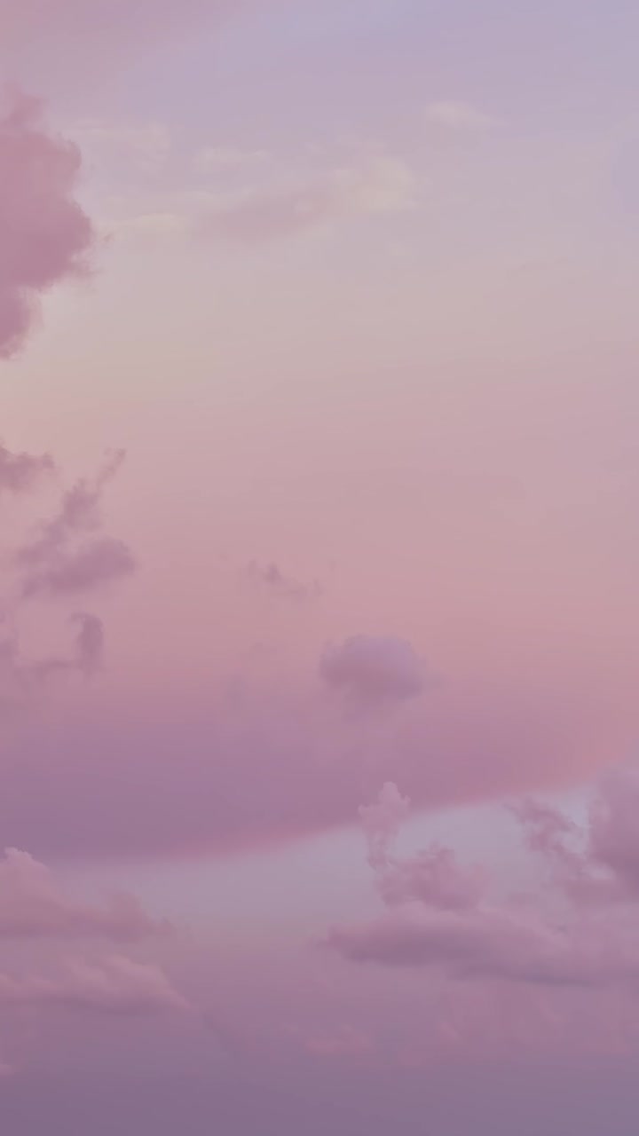 Cielo rosa pastello e viola con nuvole alla deriva