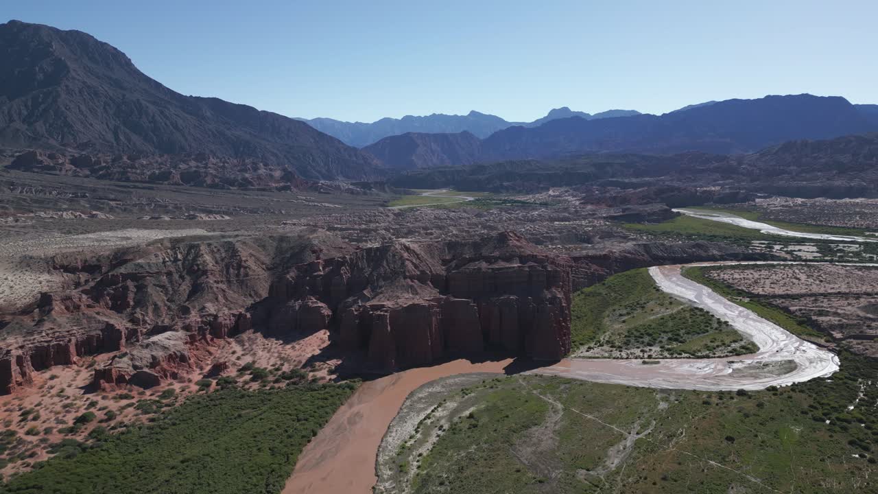 dron aéreo sobre quebrada de cafayate y valle calchaquí, ruta salta que contrasta desierto de montaña y bosque subtropical de viñedos, viajes y turismo argentina