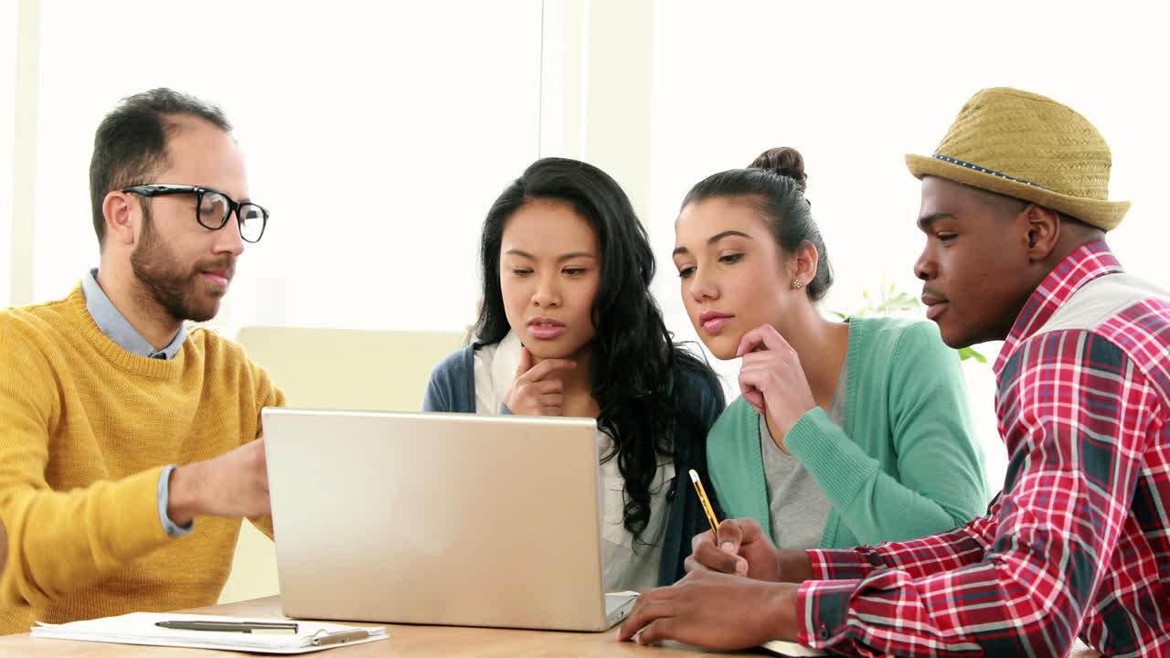 equipo de negocios creativos teniendo una reunión
