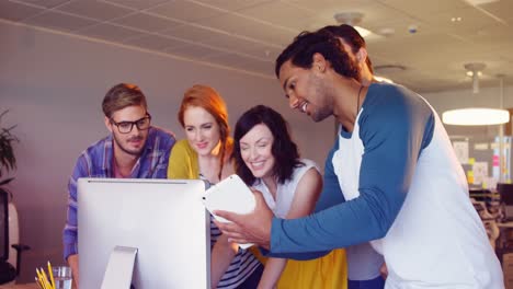 colegas de negocios discutiendo en computadoras y tabletas digitales